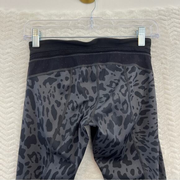 Lululemon Black Grey Just Breathe Crop Capri Leopard Print Leggings Womens 4 - Picture 9 of 16
